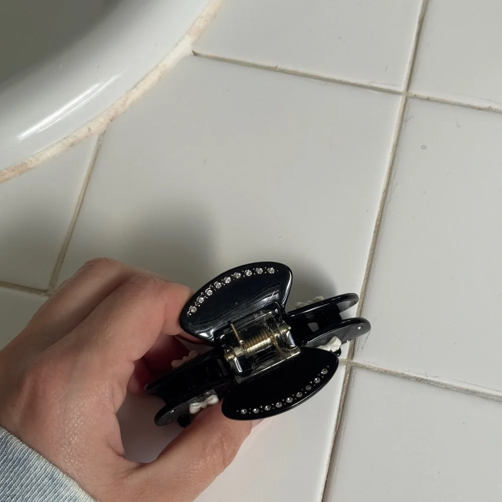 Emi Jay bow claw clip in black - Picture 4 of 4